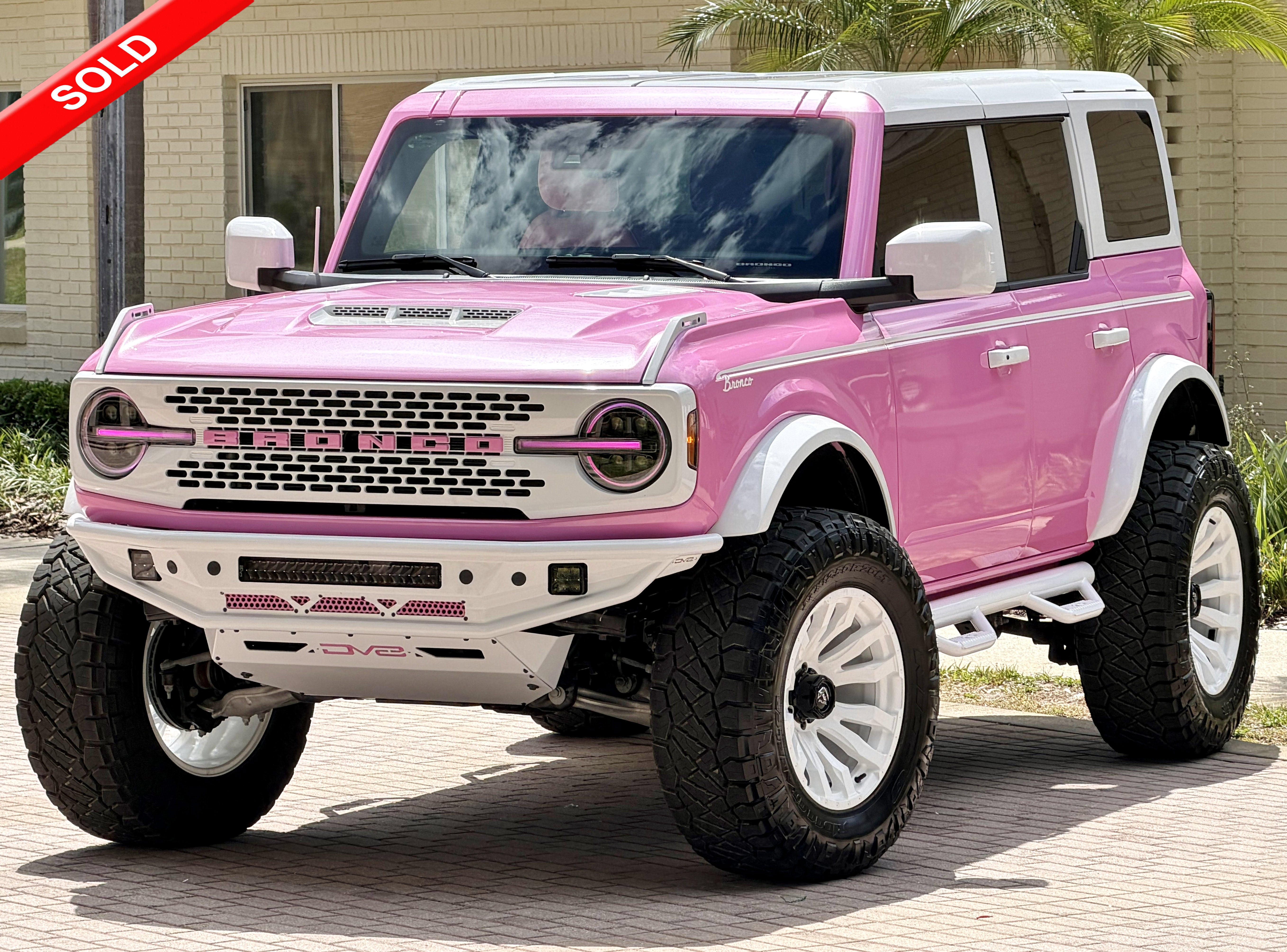 2025 Ford Bronco Custom Pearl Pink Paint Retro Outer Banks Hard Top