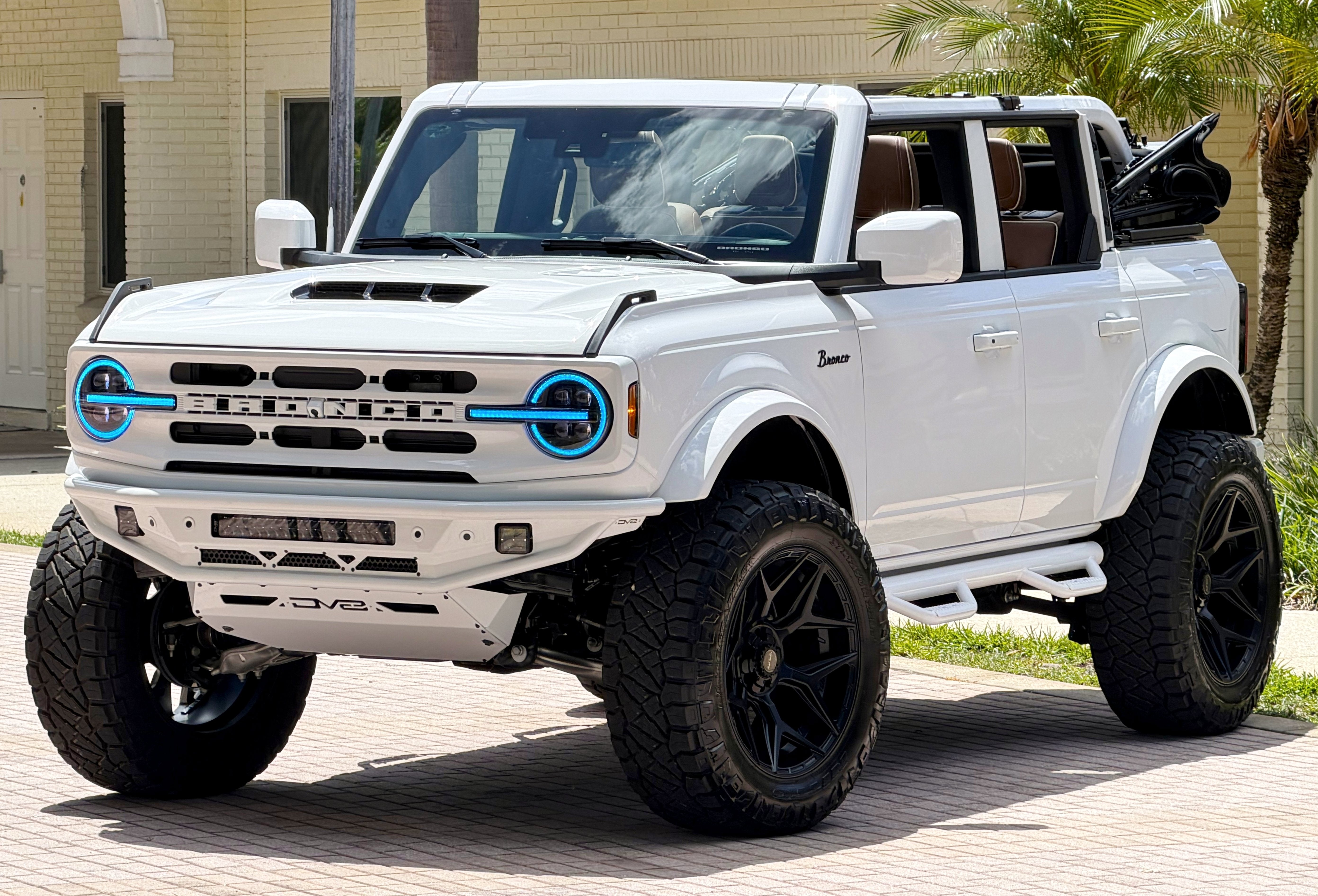2026 Ford Bronco Outer Banks V6 Luxury Package Hard Top Custom Lifted in Oxford White — front three-quarter view