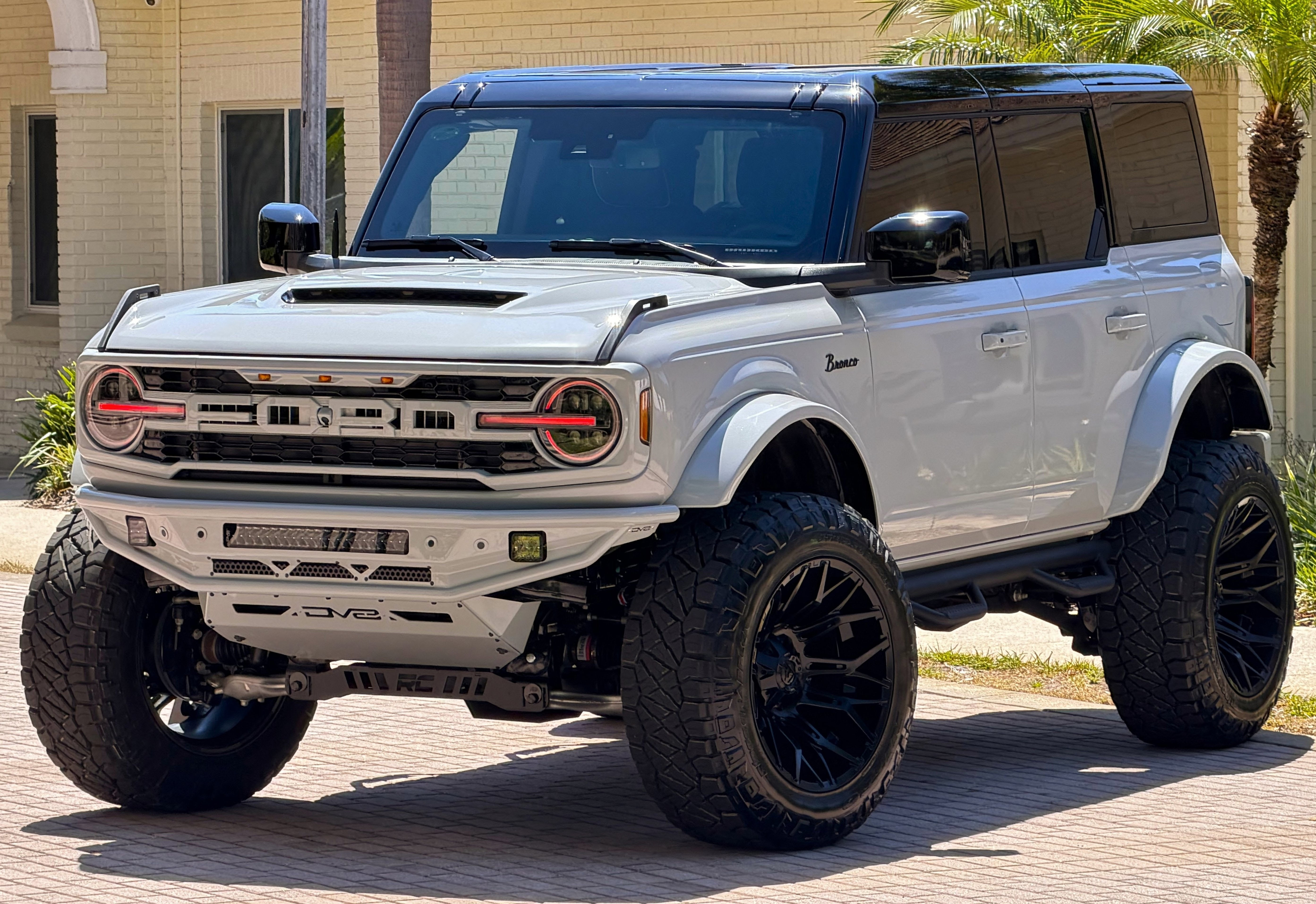 2026 Ford Bronco Outer Banks V6 Black Appearance Package Luxury Package in Avalanche Gray — front three-quarter view