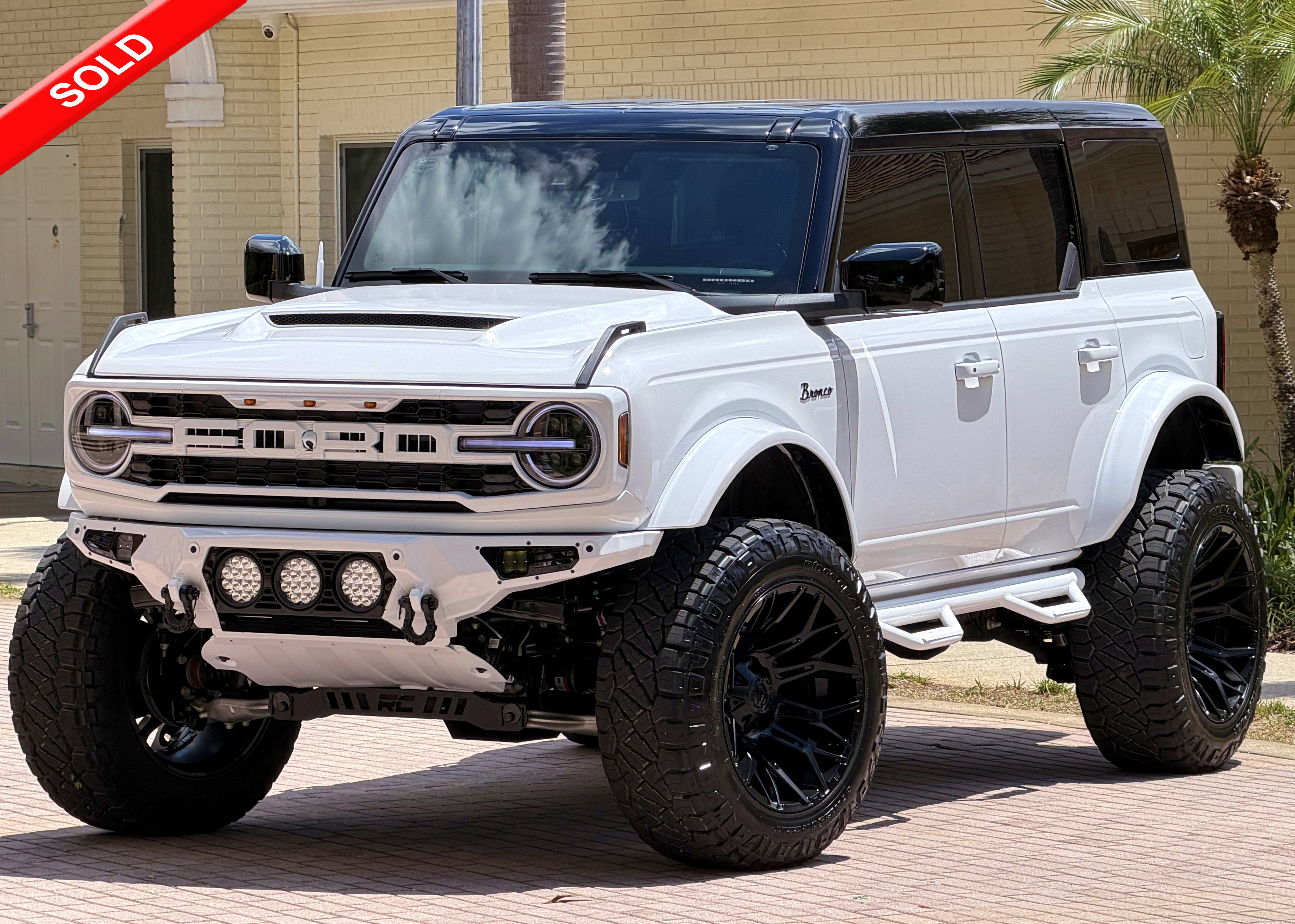 2026 Ford Bronco V6 Outer Banks Black Appearance Package Luxury Package in Oxford White — front three-quarter view
