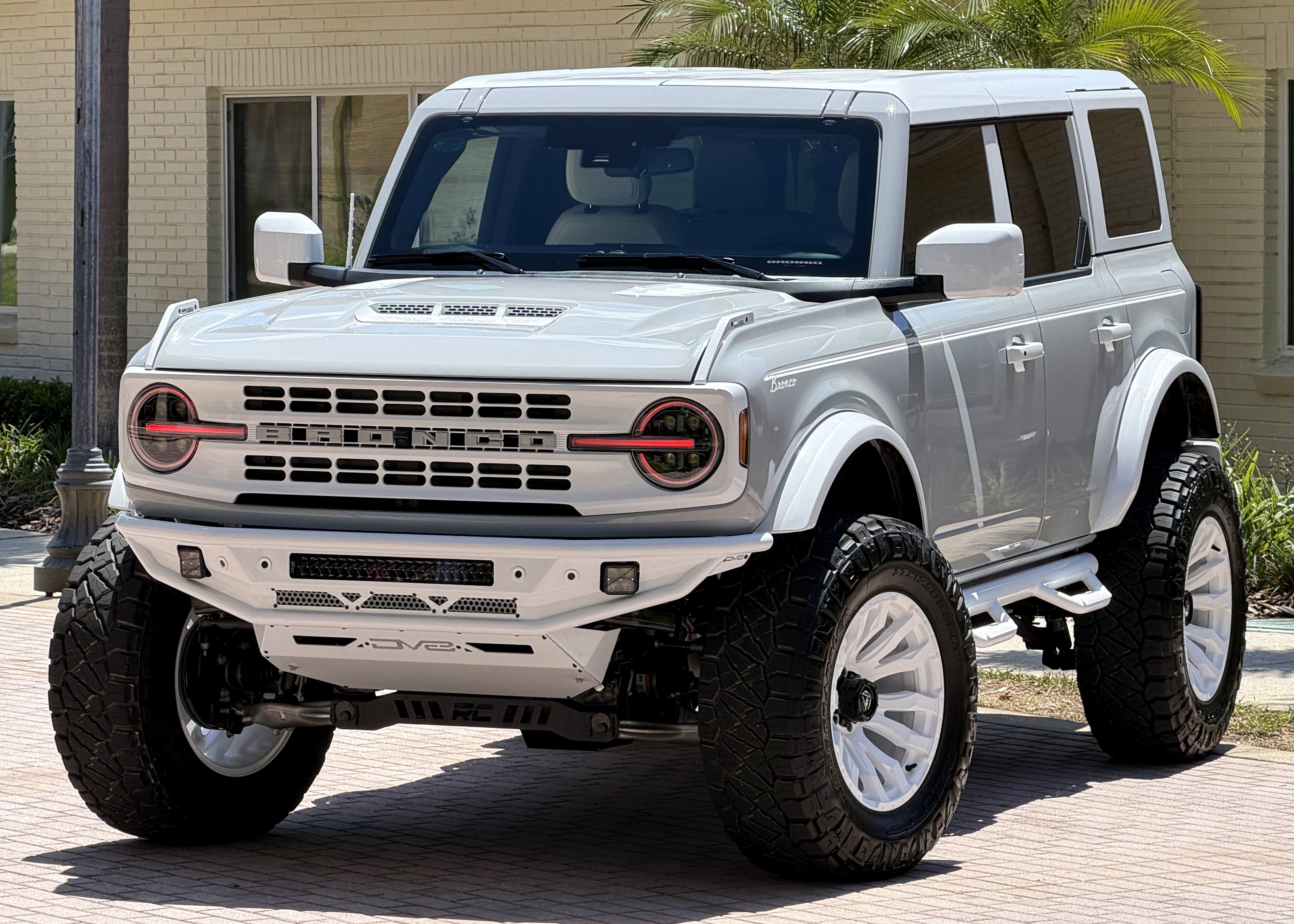 2026 Ford Bronco V6 Retro Outer Banks Luxury Pkg Custom Lifted in Avalanche Gray — front three-quarter view